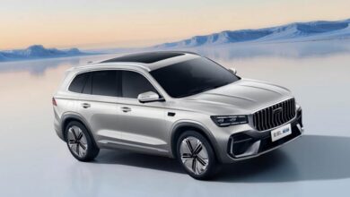 Изображение гибридного автомобиля Geely на фоне барханов