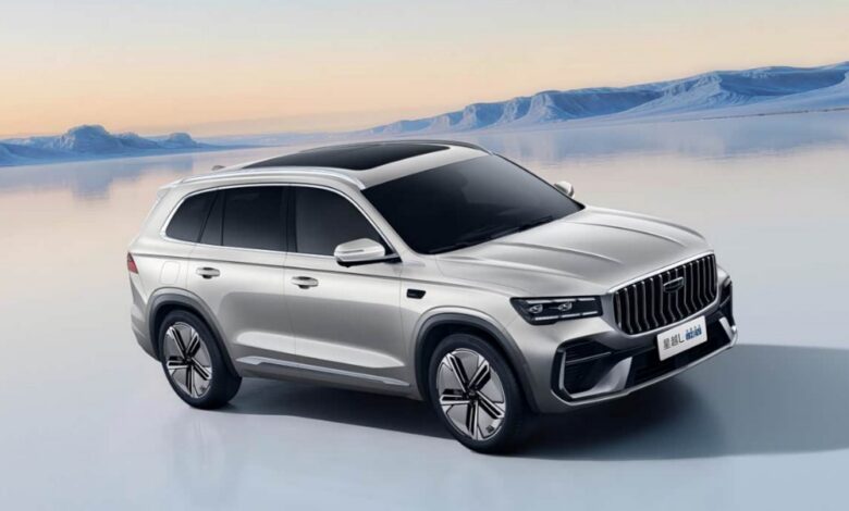 Изображение гибридного автомобиля Geely на фоне барханов