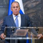 Дипломаты в ушанках на фоне зимнего Мурманска