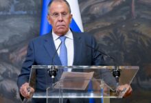 Дипломаты в ушанках на фоне зимнего Мурманска