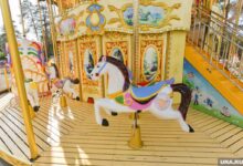 Дети в космических костюмах играют в парке Гагарина, превращенном в космическую базу