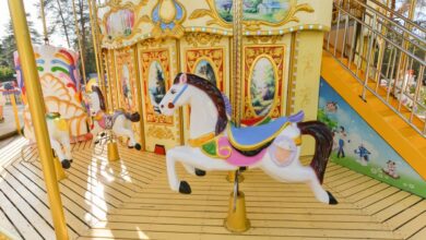 Дети в космических костюмах играют в парке Гагарина, превращенном в космическую базу