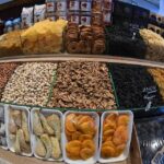 Сравнение водных процедур и замачивания орехов с сковородкой на фоне