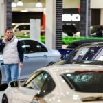 Изображение автосалона, где автомобили размещены как в общежитии