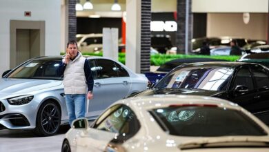 Изображение автосалона, где автомобили размещены как в общежитии