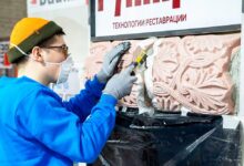 Комод, украшенный предметами искусства, на выставке в Москве
