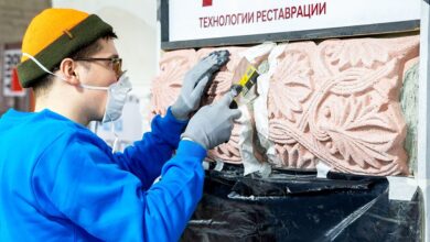 Комод, украшенный предметами искусства, на выставке в Москве