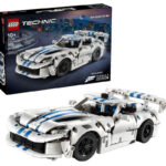 Модель Dodge Viper из Lego на столе