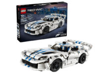 Модель Dodge Viper из Lego на столе