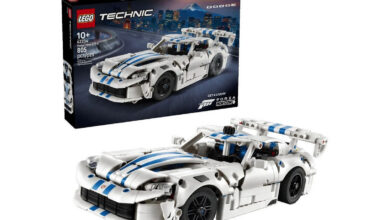Модель Dodge Viper из Lego на столе