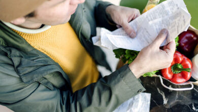 Иллюстрация, изображающая человека, который пытается вернуть сыр в магазине с улыбкой на лице.