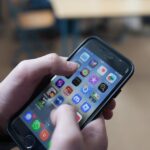Логотип Apple на фоне Купертино с новыми смартфонами