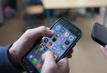 Логотип Apple на фоне Купертино с новыми смартфонами