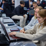 Зумеры исследуют новые профессии вне офиса