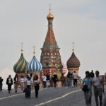 Изображение с роботами-курьерами и умными светофорами в городской среде