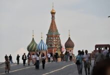 Изображение с роботами-курьерами и умными светофорами в городской среде
