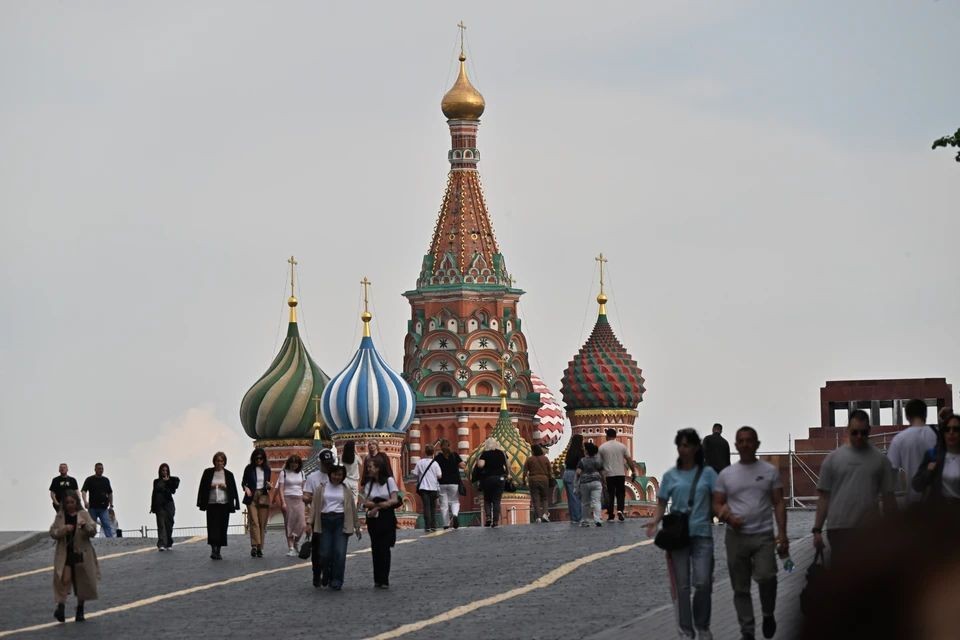 Изображение с роботами-курьерами и умными светофорами в городской среде