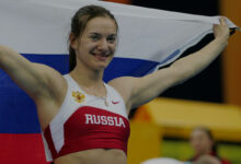 Елена Исинбаева на фоне стадиона, символизирующего её достижения в спорте
