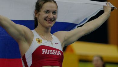 Елена Исинбаева на фоне стадиона, символизирующего её достижения в спорте