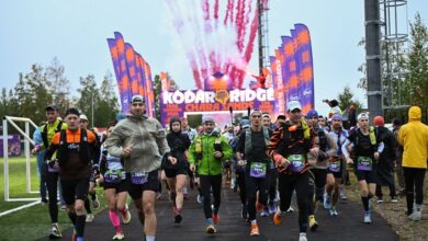 Пейзаж северной пустыни с барханами и горами, где 500 человек прошли 120 километров.