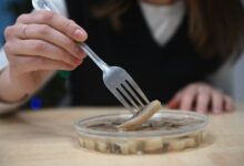 Изображение серебристой селедки на столе, окруженной праздничными атрибутами