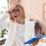 Иллюстрация человека, задумчиво стоящего на кухне, символизирующая забывчивость и улучшение памяти.