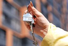 Изображение квартиры с доставкой на диван, символизирующее простоту покупки жилья.