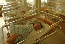 Изображение младенцев, исследуемых с помощью микроскопа Минздрава