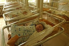 Изображение младенцев, исследуемых с помощью микроскопа Минздрава
