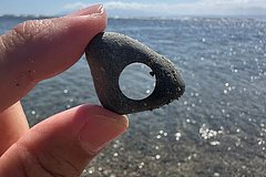 Пляжные камни с загадочными дырами