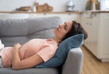 Изображение офисного пространства, где сотрудники работают без кофе, используя альтернативные методы повышения энергии.
