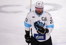 Андрей Стась с Кубком Гагарина на льду