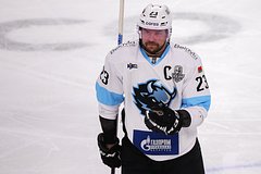 Андрей Стась с Кубком Гагарина на льду