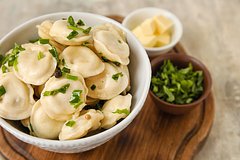 Русские пельмени на фоне японских блюд