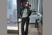 Модели в черных брюках на осенних улицах