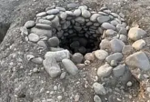 Изображение колодца желаний, богини Уни и двух античных скелетов в шкафу