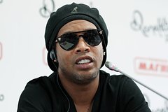 46-летний Роналдиньо в бутсах на футбольном поле в Италии