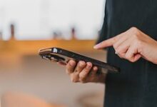 Изображение, иллюстрирующее использование нейросетей в видео-сервисах для улучшения пользовательского опыта.