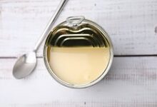 Синяя банка сгущенки на столе с десертом