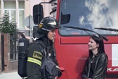 Огнетушитель на фоне стильного интерьера студии