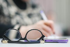 Иллюстрация сокола, символизирующего острое зрение, на фоне медицинских символов и рецептов