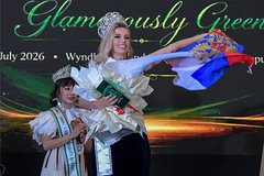 Многодетная мама из Подмосковья с детьми на фоне строящегося дома