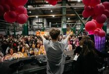Картинка, изображающая культурные события на Васильевском острове: выступление FEDUK, книжный рейв и дачные танцы у залива.
