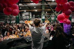 Картинка, изображающая культурные события на Васильевском острове: выступление FEDUK, книжный рейв и дачные танцы у залива.