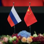 Туристы исследуют достопримечательности России и Китая, символизируя новый виток туристического обмена.