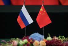 Туристы исследуют достопримечательности России и Китая, символизируя новый виток туристического обмена.