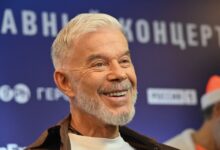 Есаул на фоне сцены, исполняющий душевные песни и представляющий свои NFT