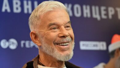 Есаул на фоне сцены, исполняющий душевные песни и представляющий свои NFT