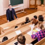 Студенты в российских университетах, показывающие радость от учебы