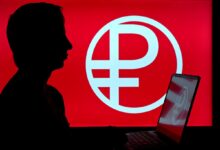 Пассажиры в современном поезде на фоне южного пейзажа с виртуальными рублями